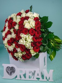 Букет из 101 бело-красной розы