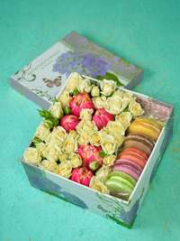 Box with flowers and macaroon "Sweetness"