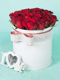 A large hat box of 21 rose Freedom