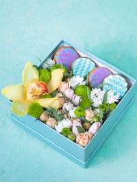 Box with flowers and gingerbread "Gift"