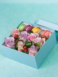 Sweet box with the dutch rose and macaroons