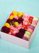 Big sweet box with rose mix and macaroons