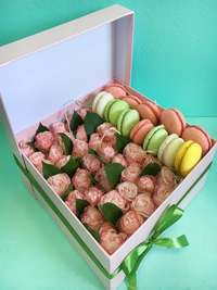 Box with bush roses and macaroons
