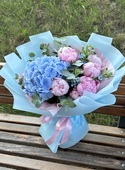 фото Bouquet with peonies and hydrangea