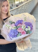 Fragrant bouquet with roses and hydrangeas