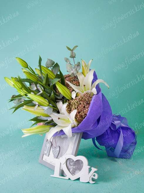 Букет цветов "Лилия с зеленью"