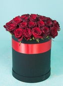 Большая шляпная коробка из 35 красных роз