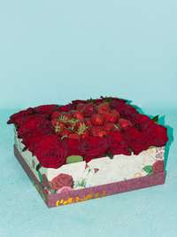 Коробка с розой и клубникой