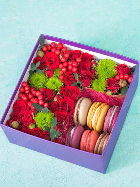 Коробка с цветами и макарунами "Мерси"
