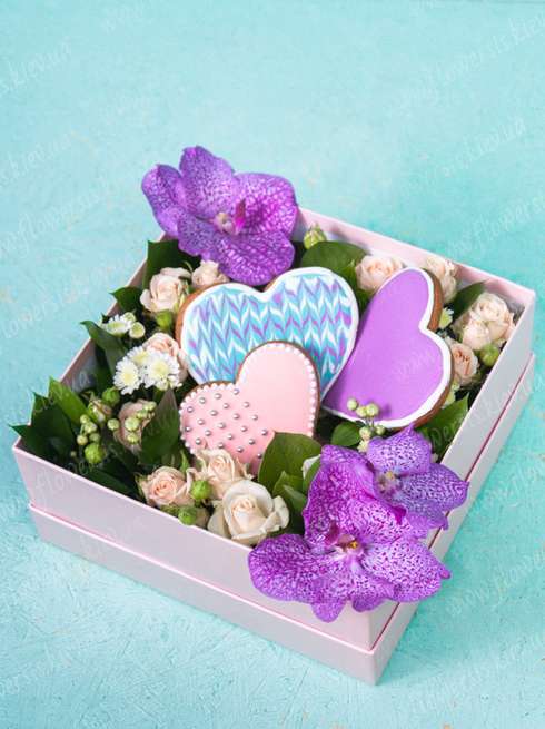 Яркая коробка с цветами и печеньем макаруни