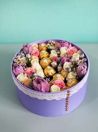 Сладкая коробочка с цветами и конфетами