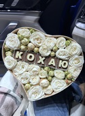 фото Сердце с цветами и шоколадом «Люблю»