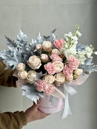 Flower box with rose and dianthus