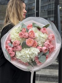 Bouquet with hydrangea and rose Juliet