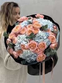 Bouquet with hydrangea and Juliet rose in black package