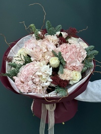 Зимний букет с гортензией и хвоей