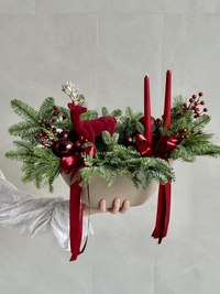 Новогодняя композиция со свечами и красным бархатным оленем