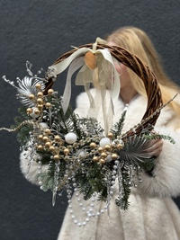 Новогодний веночек с бусами