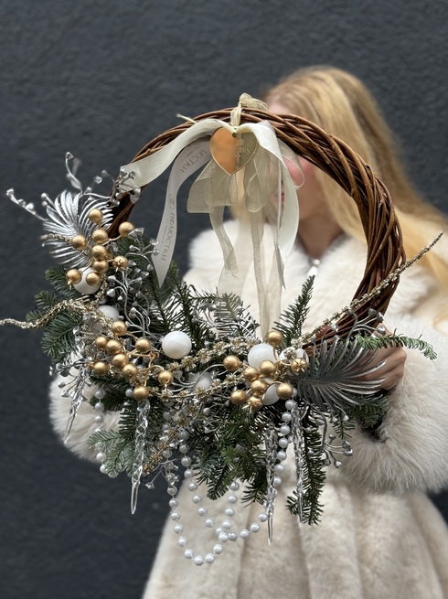 Новогодний веночек с бусами