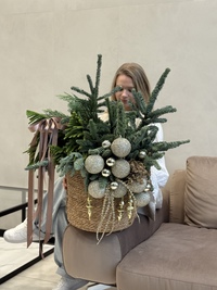 Большая новогодняя композиция в плетеном кашпо
