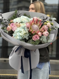 Букет с протеей и гортензией