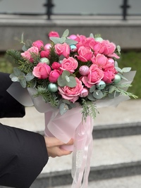 Зимняя композиция с розами Сильва Пинк